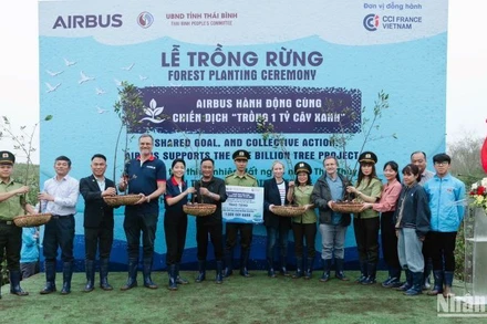 Công ty Airbus Việt Nam và đại diện lãnh đạo các cơ quan, đơn vị đồng hành đã tham dự Ngày Trồng cây, đánh dấu mốc trong việc Airbus chung tay cùng Việt Nam thực hiện Đề án “Trồng 1 tỷ cây xanh”.