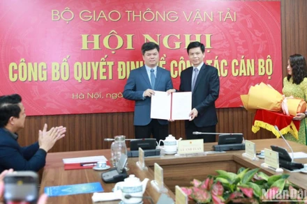 Thứ trưởng Giao thông vận tải Lê Anh Tuấn trao quyết định bổ nhiệm ông Nguyễn Công Long giữ chức Thành viên Hội đồng thành viên VATM.