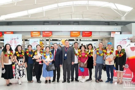 Phó Tổng lãnh sự Lào tại Thành phố Hồ Chí Minh Souvannaseng Amphay cùng lãnh đạo Vietjet tặng hoa và chúc mừng những hành khách đầu tiên trên chuyến bay khai trương từ Thành phố Hồ Chí Minh đi Vientiane.