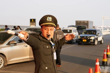 Cảng Hàng không quốc tế Nội Bài triển khai linh hoạt các phương án điều phối, bố trí cán bộ trực tại các khu vực nhạy cảm như sảnh giao thông trước Nhà ga hành khách, làn thu phí sân đỗ,... hạn chế tối đa tình trạng ùn ứ.