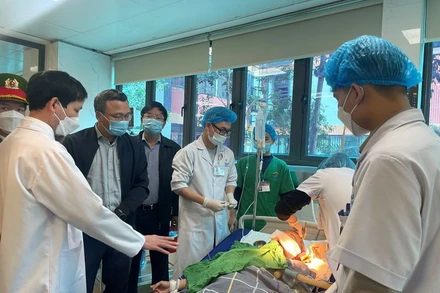 Đại diện lãnh đạo Ủy ban An toàn giao thông quốc gia, các cơ quan liên quan và địa phương thăm hỏi nạn nhân bị thương trong vụ tai nạn.