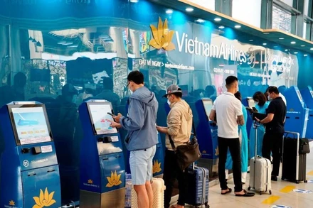 Vietnam Airlines làm thủ tục trực tuyến tại sân bay Mumbai