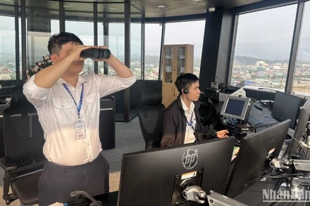 Kiểm soát viên không lưu điều hành hoạt động bay.