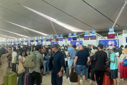 Cục Hàng không Việt Nam yêu cầu các đơn vị tăng năng lực phục vụ hành khách trong dịp lễ 30/4, 1/5 và cao điểm hè; lưu ý về tinh thần, thái độ và chất lượng phục vụ; kịp thời xử lý, giải đáp khiếu nại, kiến nghị của hành khách, không để xảy ra “điểm nóng”, bức xúc tại cảng hàng không.