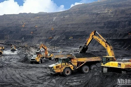 Khai thác than lộ thiên tại một đơn vị thuộc TKV.