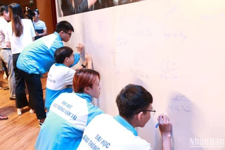 Các sinh viên Trường đại học Giao thông vận tải ký cam kết đã lái xe không uống rượu bia.