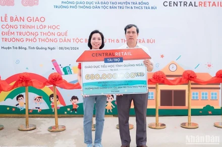 Đại diện Central Retail (bên trái) trao bảng tài trợ nhà trường.