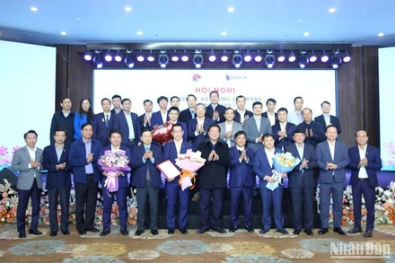 Đại diện lãnh đạo tỉnh Cao Bằng trao quyết định phê duyệt kết quả lựa chọn nhà đầu tư dự án cao tốc Đồng Đăng-Trà Lĩnh.