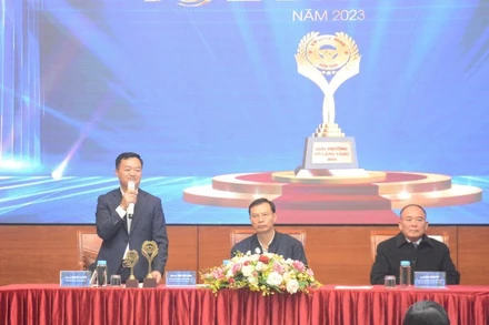 Đại diện Ban tổ chức trả lời các câu hỏi trong buổi họp báo.