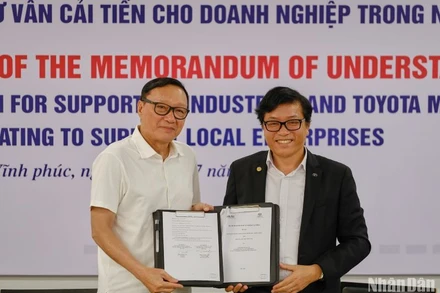 Đại diện lãnh đạo Công ty ô-tô Toyota Việt Nam và Hiệp hội Công nghiệp hỗ trợ Việt Nam ký Biên bản ghi nhớ hỗ trợ doanh nghiệp hỗ trợ ô-tô.