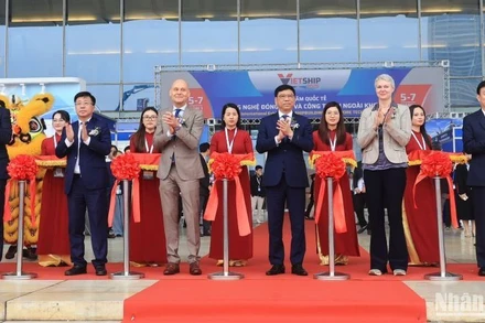 Các đại biểu cắt băng khai mạc Triển lãm quốc tế Vietship 2025.