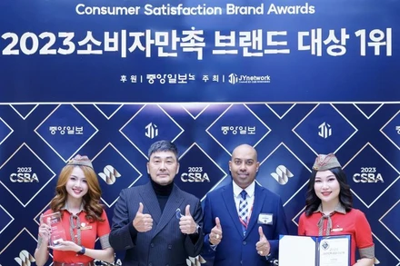 Đại diện Ban Tổ chức (thứ 2 từ trái sang) trao giải thưởng "Thương hiệu được người tiêu dùng yêu thích 2023” cho đại diện hãng Vietjet.