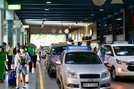 Xử lý nạn taxi “dù” tại sân bay Tân Sơn Nhất