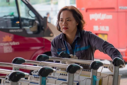 Chị Bùi Thị Huyên, nhân viên Đội xe đẩy, Trung tâm Khai thác ga Nội Bài (NIA).