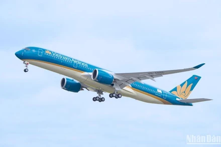 Vietnam Airlines thay đổi hành trình và lùi giờ nhiều chuyến bay tránh bão Doksuri.