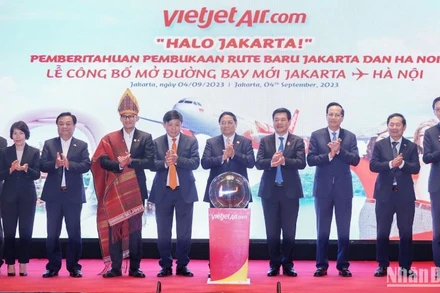 Thủ tướng Chính phủ Phạm Minh Chính và lãnh đạo các bộ ngành dự lễ công bố mở đường bay Hà Nội-Jakarta (Indonesia).