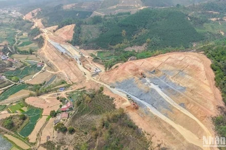 Công trường thi công gói thầu EC03 tại lý trình Km 39+500, dự án đường cao tốc Hữu Nghị-Chi Lăng, nhà thầu phải xẻ núi từ độ cao 70 m so với mặt đường, tiến hành giật cấp "8 mái, 9 cơ" chống sạt trượt.