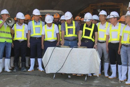 Nhấn nút nổ mìn thông hầm Núi Vung.