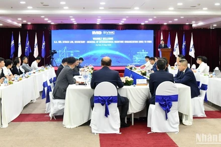 Quang cảnh Tọa đàm "Hàng hải Việt Nam - phát triển xanh và bền vững".