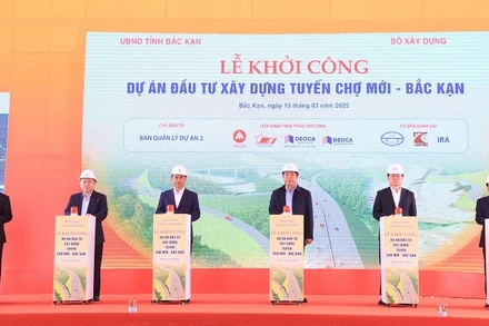 Các đại biểu nhấn nút khởi công dự án đường cao tốc Chợ Mới-Bắc Kạn. 