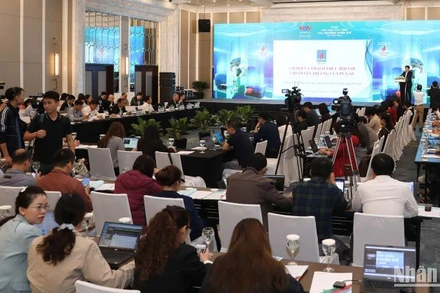 Các đại biểu tham dự tọa đàm "Tiềm năng phát triển thị trường điện khí tại Việt Nam".