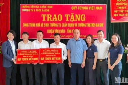 Quỹ Toyota Việt Nam bàn giao công trình vệ sinh trường học tại vùng sâu, vùng xa tỉnh Yên Bái.