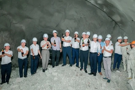 Đại diện chủ đầu tư và cán bộ, kỹ sư Tập đoàn Đèo Cả chúc mừng nhánh phải hầm số 3 đã được đào thông.