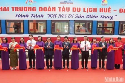 Đại diện lãnh đạo ngành đường sắt và các địa phương, cơ quan liên quan khai trương đoàn tàu du lịch "Kết nối di sản miền Trung".
