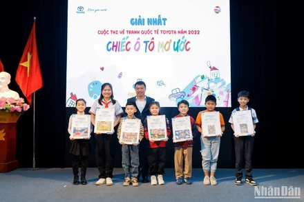 Tổng Biên tập Báo Thiếu niên Tiền phong và Nhi đồng trao giải Nhất năm 2022 cho các em học sinh.