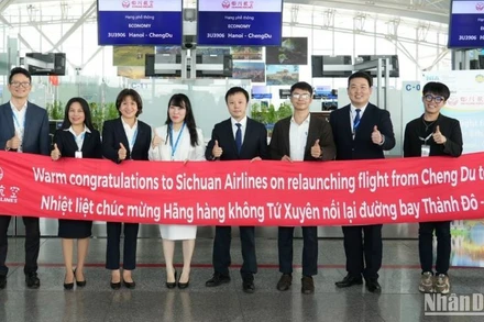 Bà Nguyễn Thị Kim Ngân (thứ 3 từ trái sang), Phó giám đốc Cảng Hàng không quốc tế Nội Bài, cùng đại diện lãnh đạo các cơ quan hữu quan chúc mừng hãng hàng không khai thác đường bay mới tới Nội Bài.