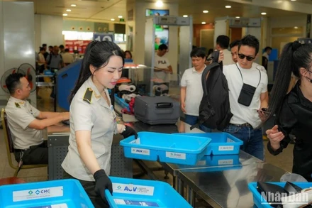 Dịch vụ giá phục vụ hành khách và bảo đảm an ninh hành khách và hành lý, ACV thu của hành khách đi máy bay theo quy định tại Thông tư 53/2019/TT-BGTVT của Bộ Giao thông vận tải.