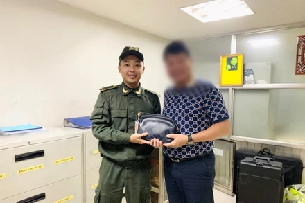 Lực lượng an ninh hàng không Nội Bài bàn giao chiếc ví bỏ quên cho anh T.