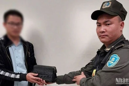 Nhân viên an ninh hàng không Nội Bài trao trả chiếc ví trị giá 120 triệu đồng cho hành khách bỏ quên.