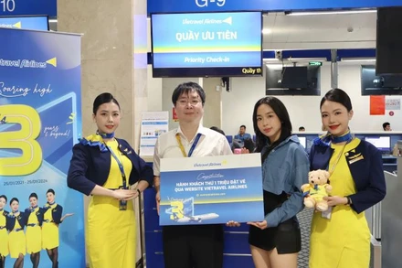 Ông Nguyễn Minh Hải, Tổng Giám đốc Vietravel Airlines nhận biểu trưng chúc mừng hãng đạt 1 triệu hành khách đặt chỗ qua website.