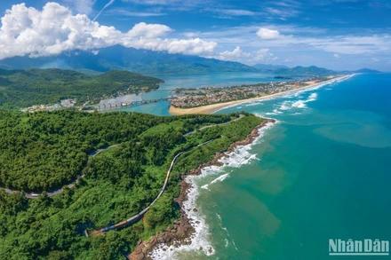 Vịnh Lăng Cô, một trong những vịnh biển đẹp nhất thế giới.