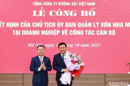 Phó Chủ tịch Ủy ban Quản lý vốn Nhà nước tại doanh nghiệp Nguyễn Ngọc Cảnh trao quyết định bổ nhiệm cho ông Hoàng Gia Khánh, tân Tổng Giám đốc Tổng công ty Đường sắt Việt Nam.