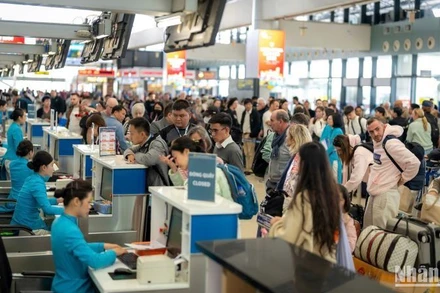 Lưu lượng hành khách tại Cảng Hàng không quốc tế Nội Bài tăng cao dịp nghỉ lễ 30/4, 1/5.