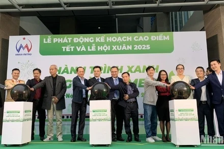 Các đại biểu nhấn nút phát động “Kế hoạch cao điểm Tết và Lễ hội Xuân 2025” với chủ đề “Hành trình xanh cùng Hà Nội Metro”.