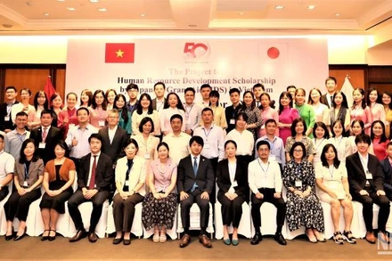 Các học viên JDS khóa 23 chụp ảnh lưu niệm cùng các đại biểu/khách mời tại buổi lễ