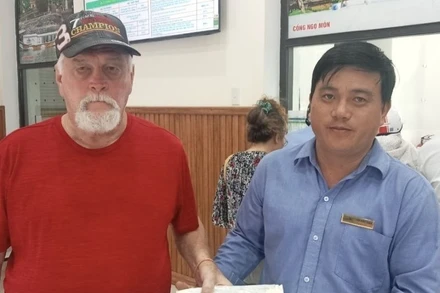 Trao trả lại cho hành khách nước ngoài toàn bộ tài sản bỏ quên trên tàu.