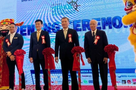 Các đại biểu cắt băng khai mạc Triển lãm hàng hải và đóng tàu.