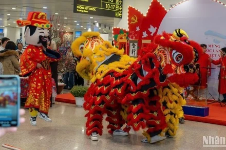 Biểu diễn múa lân tại Cảng Hàng không quốc tế Nội Bài.