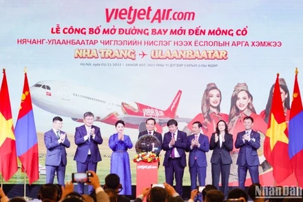 Tổng thống Mông Cổ Ukhnaagiin Khurelsukh, Phó Thủ tướng Trần Lưu Quang cùng lãnh đạo các bộ, ngành, cơ quan, doanh nghiệp hai nước chứng kiến lễ công bố mở đường bay.