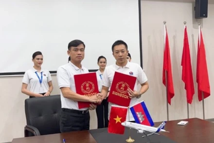 Ban lãnh đạo hãng Vietravel Airlines và Ban lãnh đạo hãng Cambodia Airways ký hợp đồng thuê tàu bay mới.