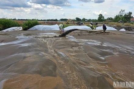 Nguồn cát biển Sóc Trăng sử dụng thí điểm đắp nền đường tại dự án đường cao tốc Hậu Giang-Cà Mau.