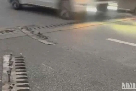 Khe co giãn trên mố phía bắc cầu sông Nhơm (Km341+182) trên tuyến bị bung khoảng 18 giờ 30 phút ngày 6/2.