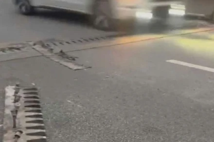 Khe co giãn cầu Sông Nhơm bị bong bật, tiềm ẩn nguy cơ gây mất an toàn giao thông.