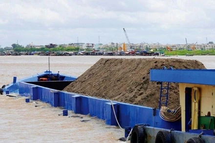 Khai thác cát trên sông Tiền, sông Hậu làm nguồn vật liệu cung cấp cho các dự án cao tốc trong khu vực.