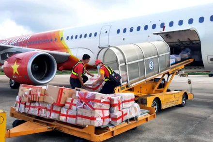  Từ nay đến ngày 20/9, hãng Vietjet thực hiện miễn cước vận chuyển với hàng cứu trợ của các tổ chức, cá nhân trong và ngoài nước đến đồng bào vùng bão lũ.