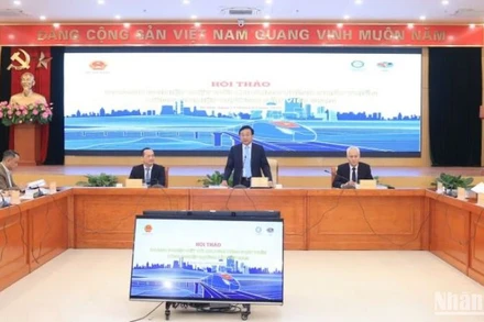 Các đại biểu tham gia hội thảo về phát triển công nghiệp đường sắt.